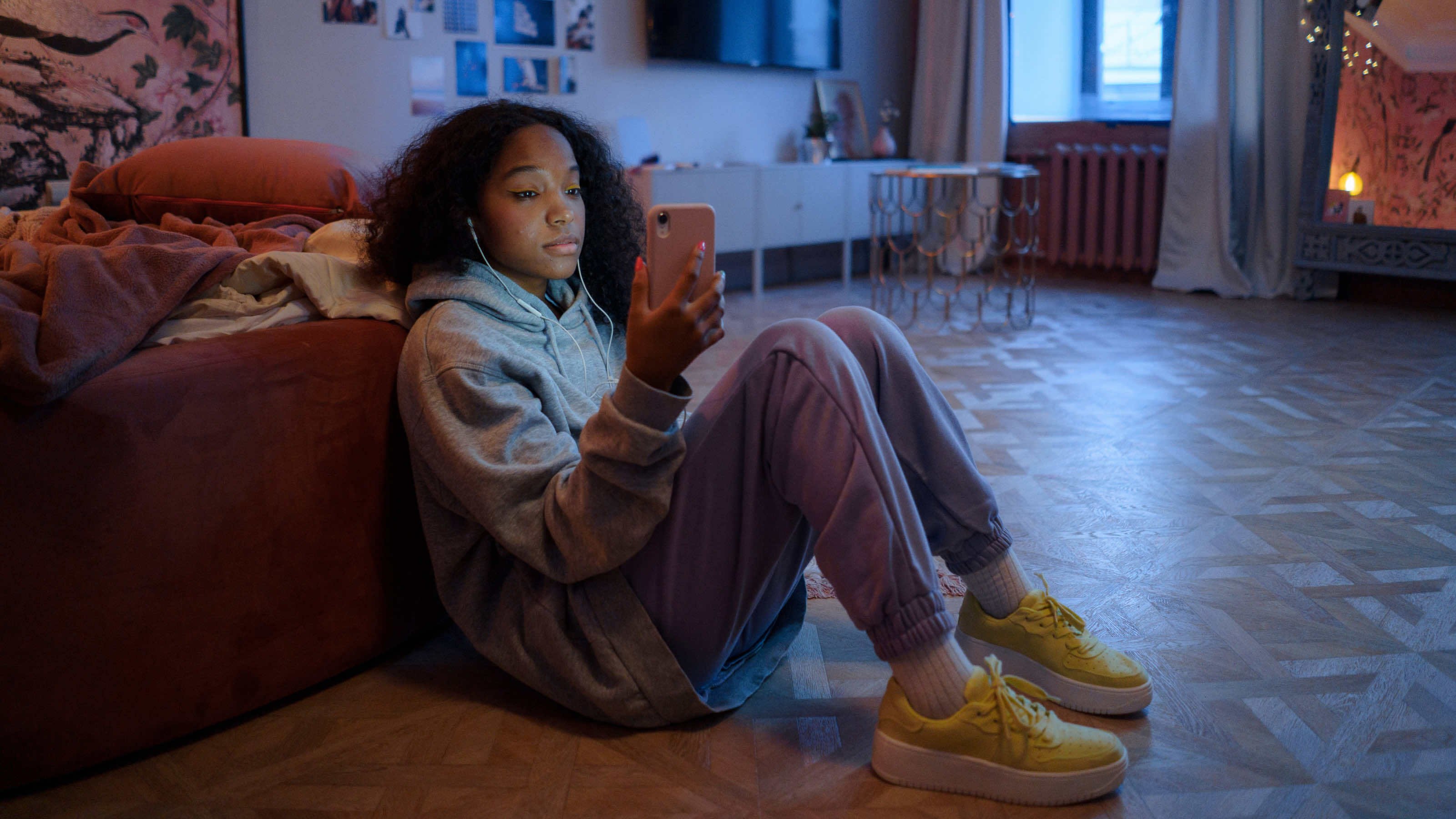 girl-phone-2-3